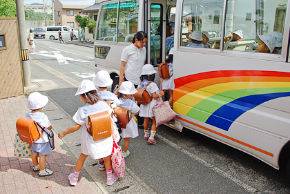 虹色のバスの送迎もあります。 園風景イメージ