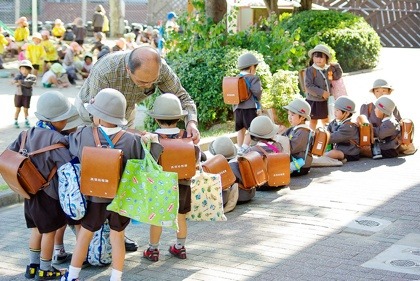 園舎の前でお迎えを待ちます。園長先生と。 園風景イメージ