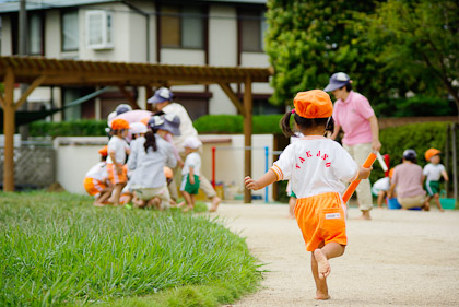 バトンタッチ 毎日がんばって走ります。 がんばれ がんばれ 園風景イメージ