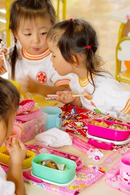 お友達の手作り弁当もおいしそうです。 園風景イメージ