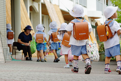 副園長先生とごあいさつ おはよう おはよう あかるいこえ 園風景イメージ